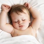 7  نصائح للنهار تعطيك وطفلك نوم أفضل في الليل